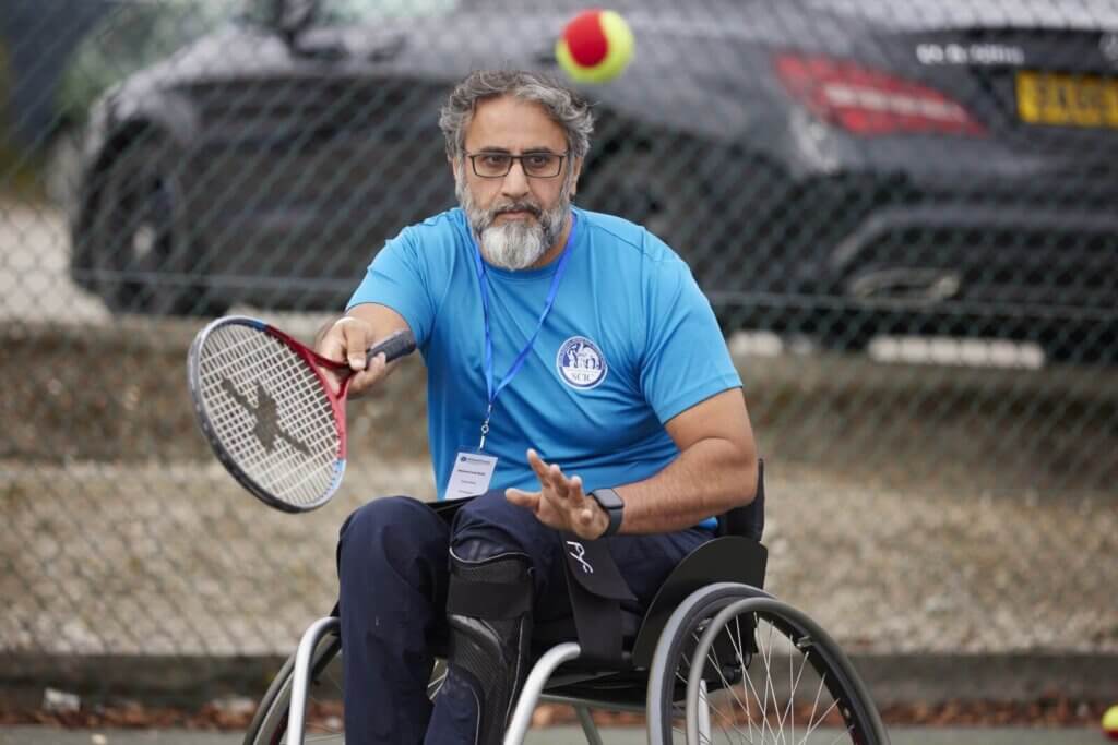 Mo playing tennis
